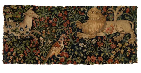 Fragment de tapisserie mille fleurs représentant une biche, un lion et un faisan