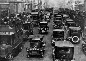 Circulation sur la 5e Avenue vue depuis une tour de contrôle, New York, USA, vers les années 1930