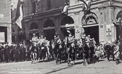 Album "Duce": Benito Mussolini à cheval défilant dans les rues de Ferrare