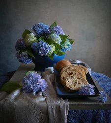Nature morte aux hortensias et au pain