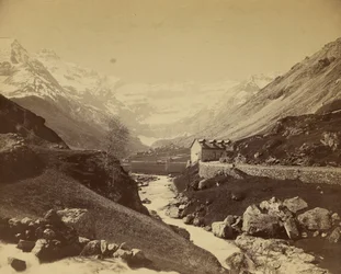 [Rivière coulant dans une vallée montagneuse]