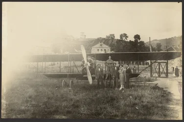 [Portrait de groupe devant un avion]