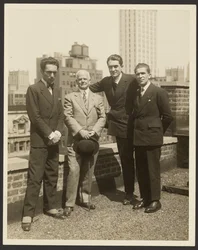 [Portrait de groupe de F. Vecchi, Dr. Brinton, F. Azari, et O.L. Foletti].