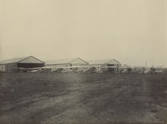 [Hangars et avions]
