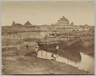 Pont de bateaux sur la rivière Gumti près du Chattar Manzil et du Fusseed Bakah ou ancien palais