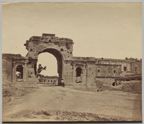 Porte menant à la résidence, tenue par le capitaine Aitken, 13e infanterie indigène du Bengale, communément appelée la porte de Bailee Guard