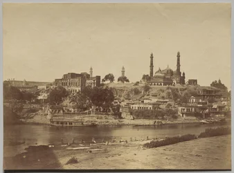 Le fort de Muchee Bhawan et la rivière Gomti vus du pont de pierre