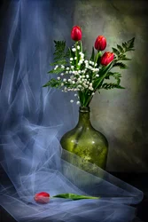 Élégantes tulipes dans un vase en verre