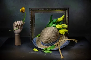 Nature morte rustique aux tulipes