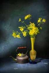 Théière vintage à fleurs jaunes