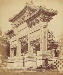 Arc dans le temple Lama près de Pékin, octobre 1860
