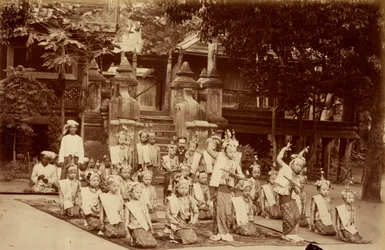 Un lilliputien birman danse devant le F.A. Victor à Mandalay