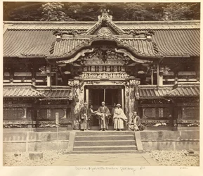 Porte sculptée et peinte à Nikko
