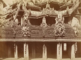 Sculpture sur le balcon, Kyaung à Myingyan