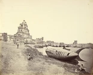 Palais Chutter Manzil, avec le bateau du roi en forme de poisson sur la rivière Gomti
