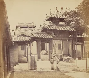 Entrée du temple des Cinq Génies, Canton, avril 1860