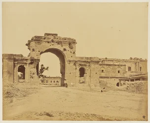 [Porte menant à la résidence, communément appelée Bailee Guard Gate, tenue par le lieutenant-colonel R.H.M. Aitken, du 13e Bengal Native Infantry].
