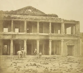 Intérieur du Secundrabagh après le massacre de 2 000 rebelles par les 93e Highlanders et le 4e