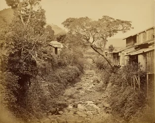 [Village japonais avec un ruisseau]
