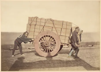 [Hommes poussant un chariot]
