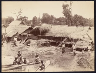 [Village indigène le long de la rivière Irrawaddy]