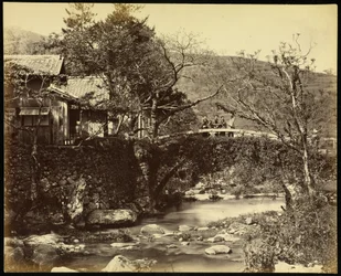 Maison de thé et pont sur la route du Tokaïdo