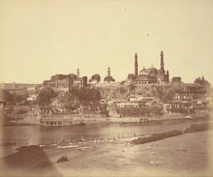 Le fort Muchee Bhawan et la rivière Gomti pris du pont de pierre