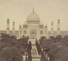 [Le Taj Mahal depuis la porte d