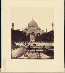 Le Taj Mahal avec les fontaines