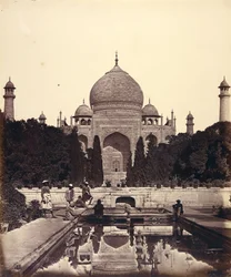 Le Taj Mahal avec les fontaines