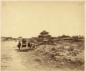 [Haut de la muraille de Pékin prise en possession le 14 octobre 1860 montrant les canons chinois dirigés contre nos batteries].
