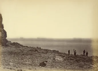 [Vue du rivage avec des navires à l