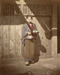 Femme avec un plateau à thé