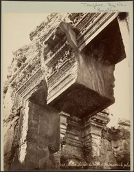 Baalbek, la porte du temple de Jupiter avant le pilier