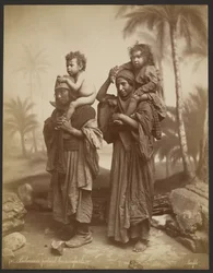 Bedouines portant leurs enfants