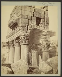 Détail des chapiteaux du pronaos de Baalbek