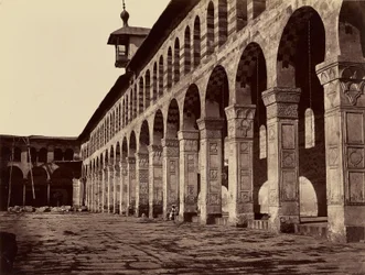 Enfilade de la Grande Mosquée, côté sud, dans la cour (Damas)