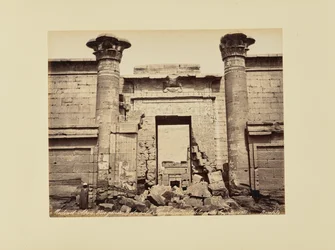 Medinet-Abou. Vue générale du petit Temple, détail de la porte (Égypte)