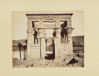 Philae. Temple hypèthre, vue de face, Égypte