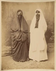 [Portrait de deux femmes en costume moyen-oriental]