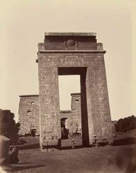 Pylône ptolémaïque et porte d