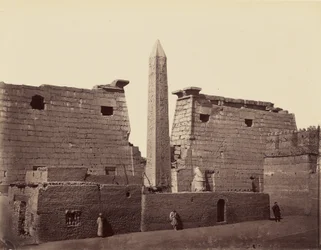 Temple de Louxor : obélisque et pylône [Thèbes]