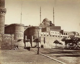 La porte Bab el-Azab de la Citadelle, avec la mosquée de Muhammad Ali en arrière-plan, au Caire, Égypte
