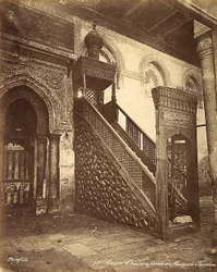 Le minbar, chaise en bois antique, conservée dans la mosquée d