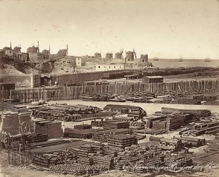 Cour pour matériaux de construction, moulins à vent en arrière-plan, à Alexandrie, Égypte