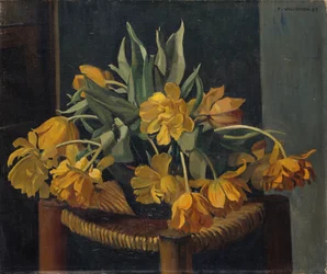 Tulipes jaunes doubles sur une chaise en osier