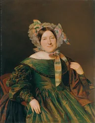 Femme en robe verte changeant au saumon