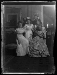 Personnes en costume de femme