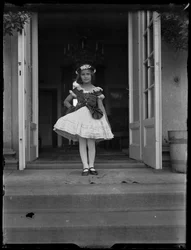Portrait de Susanne sordidness (1911-1991) enfant en costume