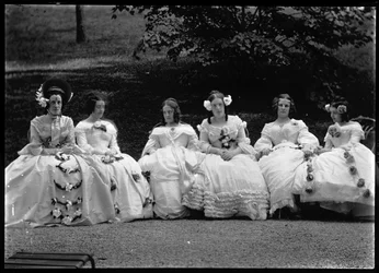 Jeunes femmes à une fête dans le jardin de la maison Wittgenstein